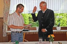 Bernd Hachmeister vereidigt Kurt Bonekamp als Bürgermeister